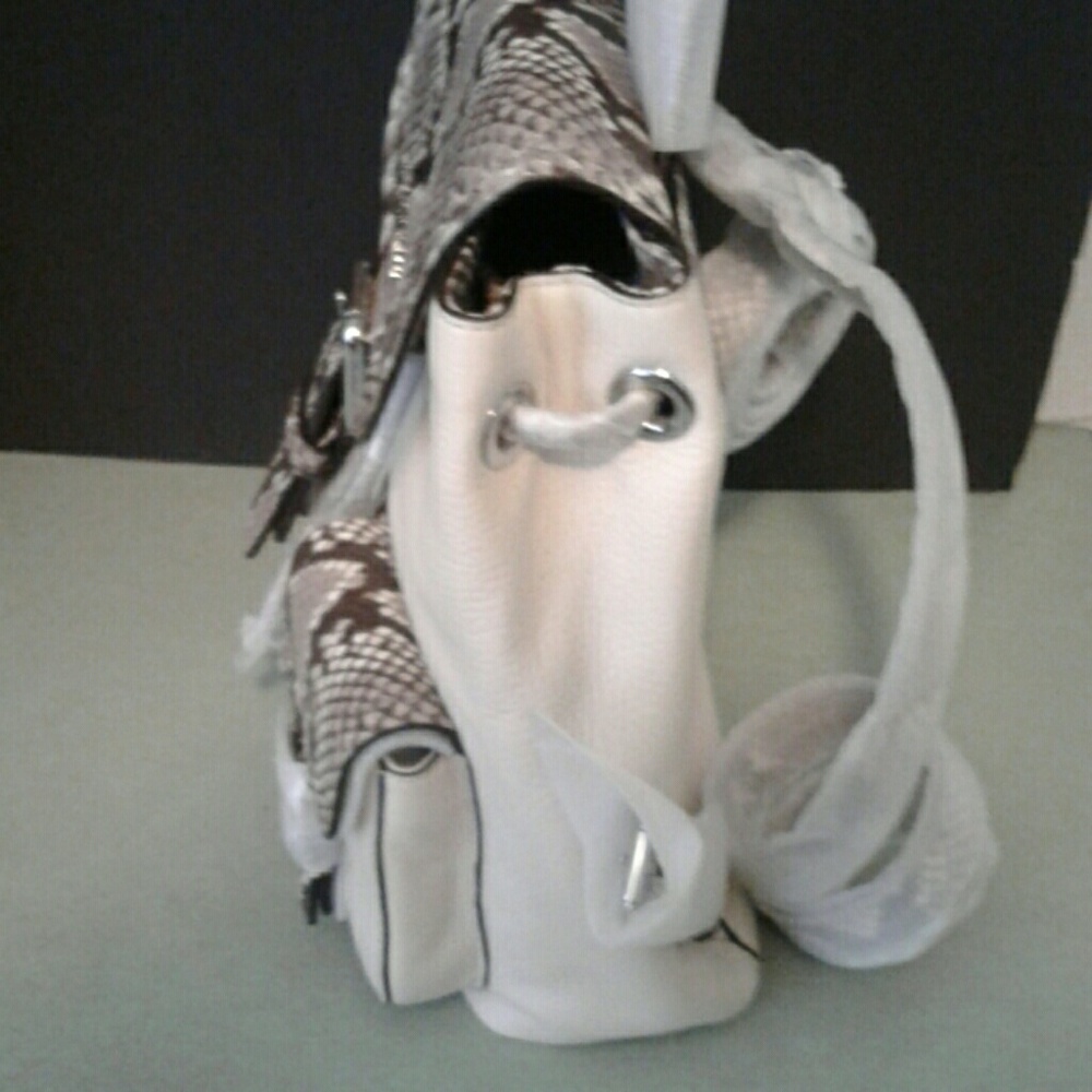 Michael Kors Susie Small Flap Pebbled Leather Back - Picture 3 of 8